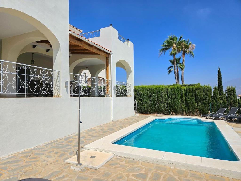 5 bed villa with pool in Cerros de Aguila - 3