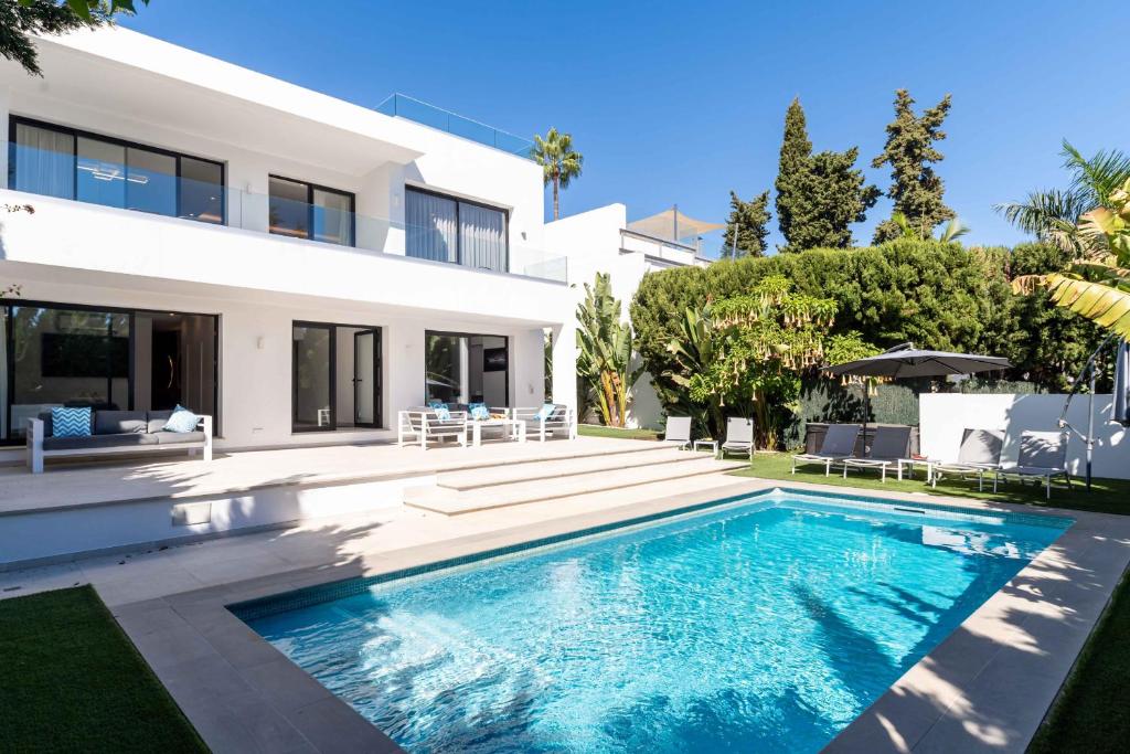 106 Private Luxury Villa, Heated Pool & Sauna - 1