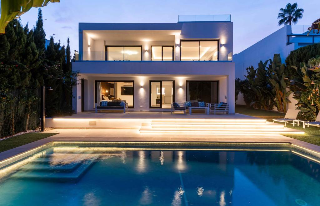 106 Private Luxury Villa, Heated Pool & Sauna - 2