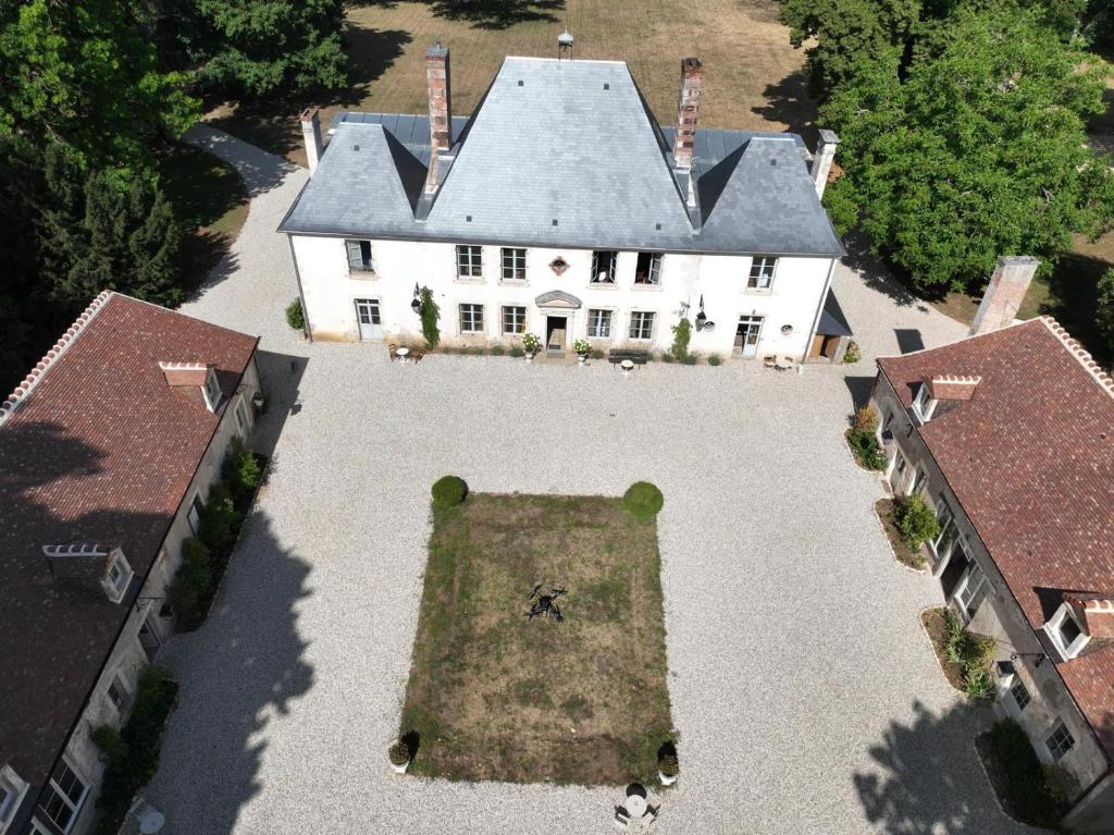 La maison des romans du Château du Sollier - Charme Calme Confort Climatisation - à 5mn du péage de Bourges à la campagne - stationnement privé -Panette Collection - 2