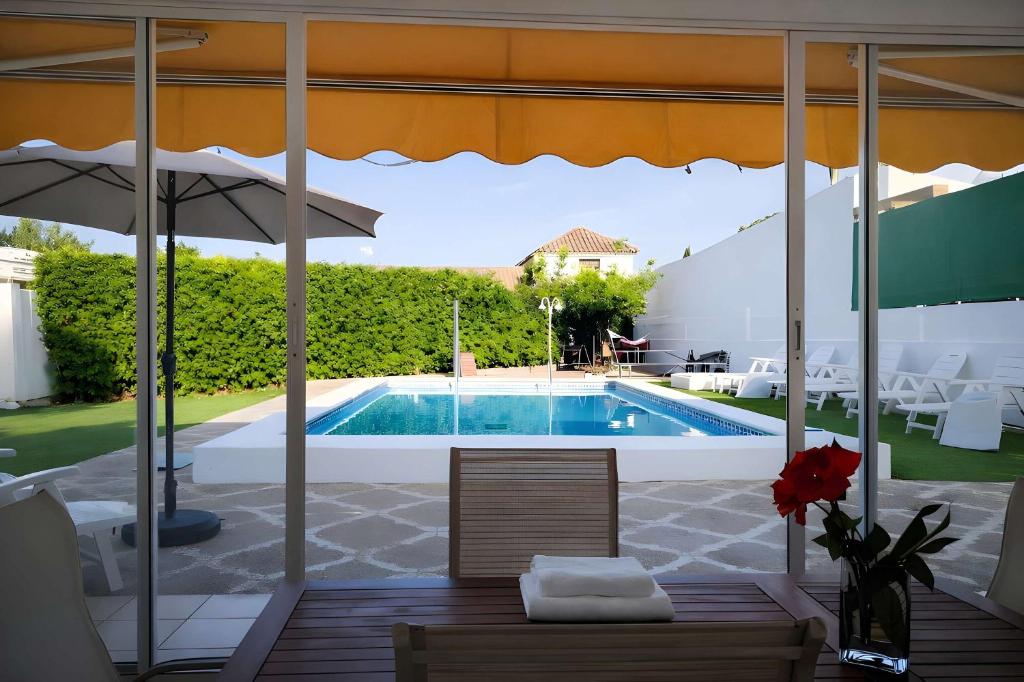 Chalet de Lujo con Piscina Privada cerca de Sevilla - 1