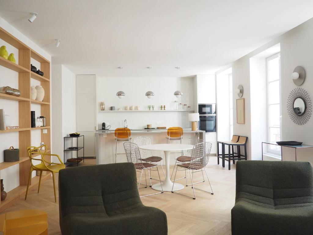 Beautiful bright apartment near Champs Elysées - 1