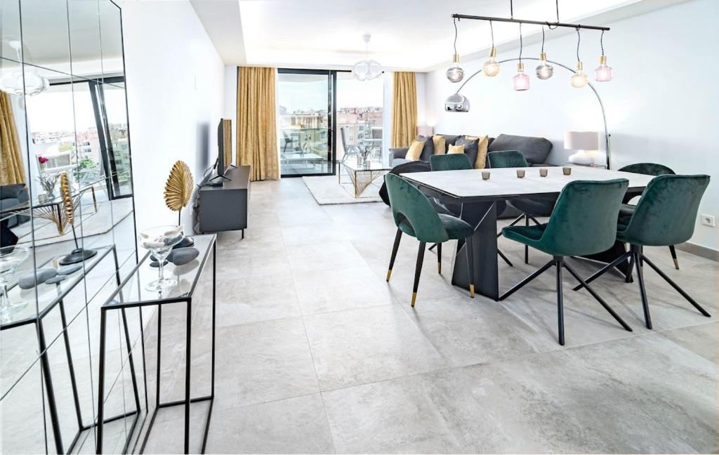 INF4.5P- modern 3 bed city apartment next to beach - 1