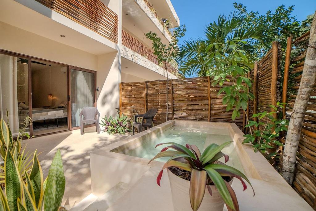 Modern Condo with Pool Fast Wifi Perfect - 1