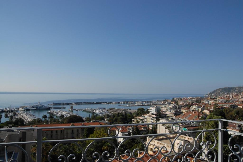 A Roof between the Sky and the Sea - 2
