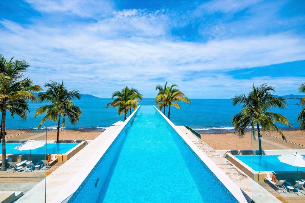 Stunning Beachfront Condo - Sea Views & Pools - 2