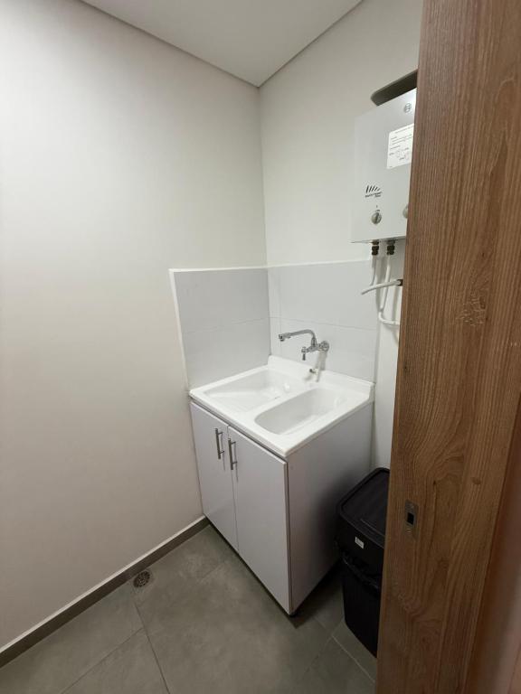 99Rentall Apt privado por piso WiFi y parqueadero privado, ubicacion Top - 3