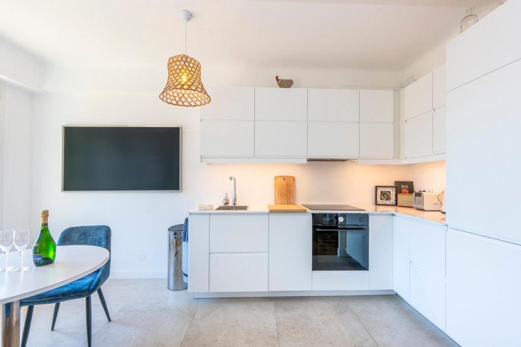 2-Bedroom Apartment with Sea View & AC, - 3