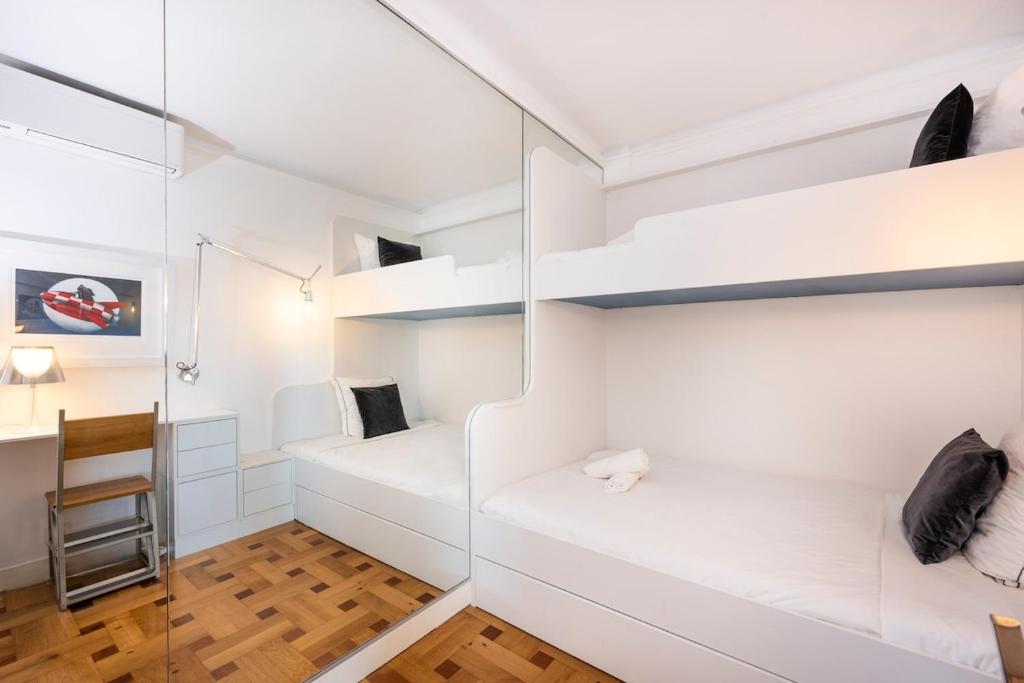 2-Bedroom Apartment with Sea View & AC, - 4