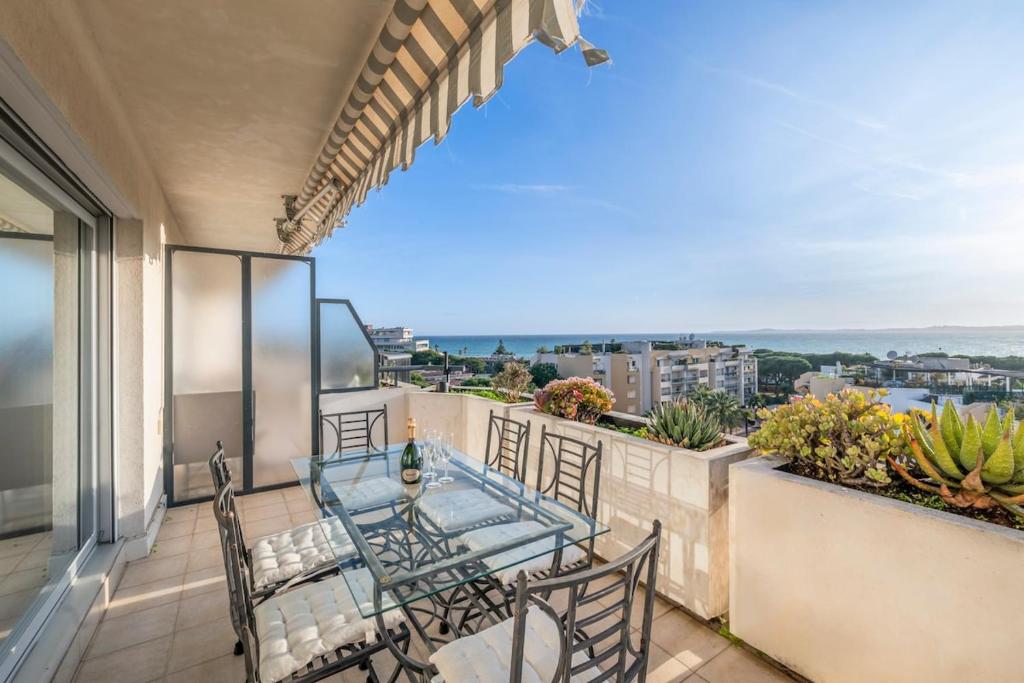2BR Sea View Apartment with Pool & AC - 2