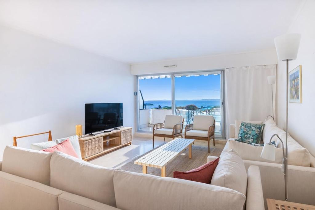 2BR Sea View Apartment with Pool & AC - 3