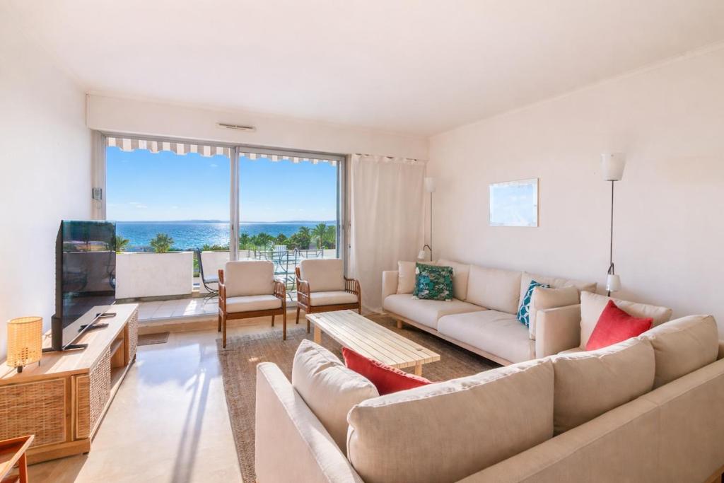 2BR Sea View Apartment with Pool & AC - 4