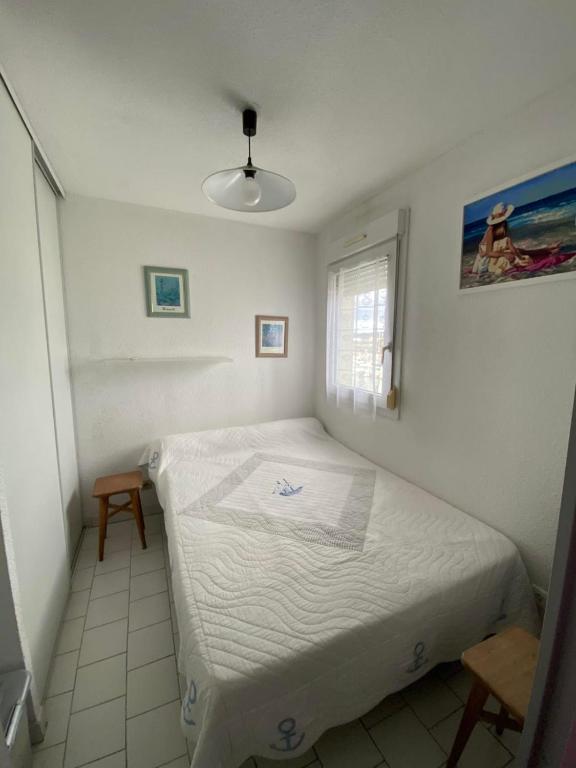 Bright 2-bedroom apartment a stone's throw from the sea facing the port - 4