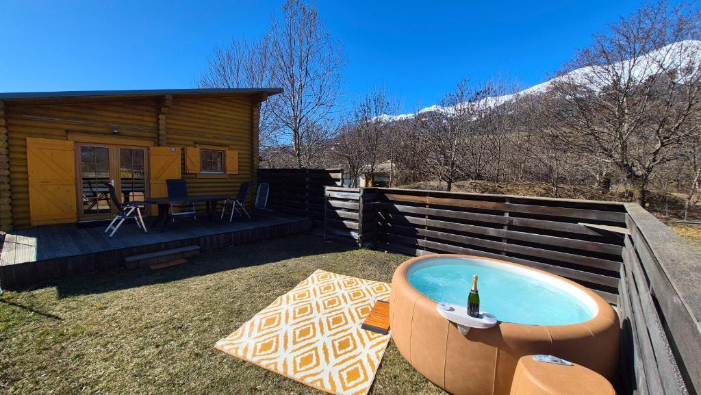 CHALET EN FUSTE, JACUZZI PRIVE, TERRASSE et VUE MONTAGNE DANS CAMPING 3 ETOILES - 1