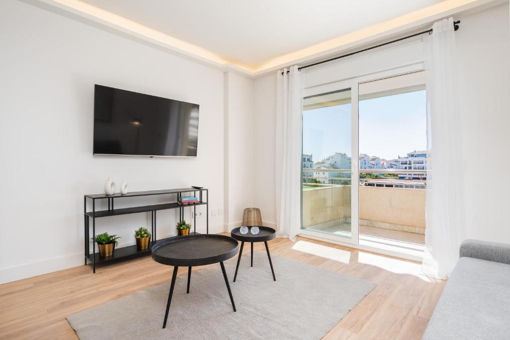 MARBELLA HOME RENTALS - Marina Banus, Puerto Banus, 2BR Modern, parking & pool - 5