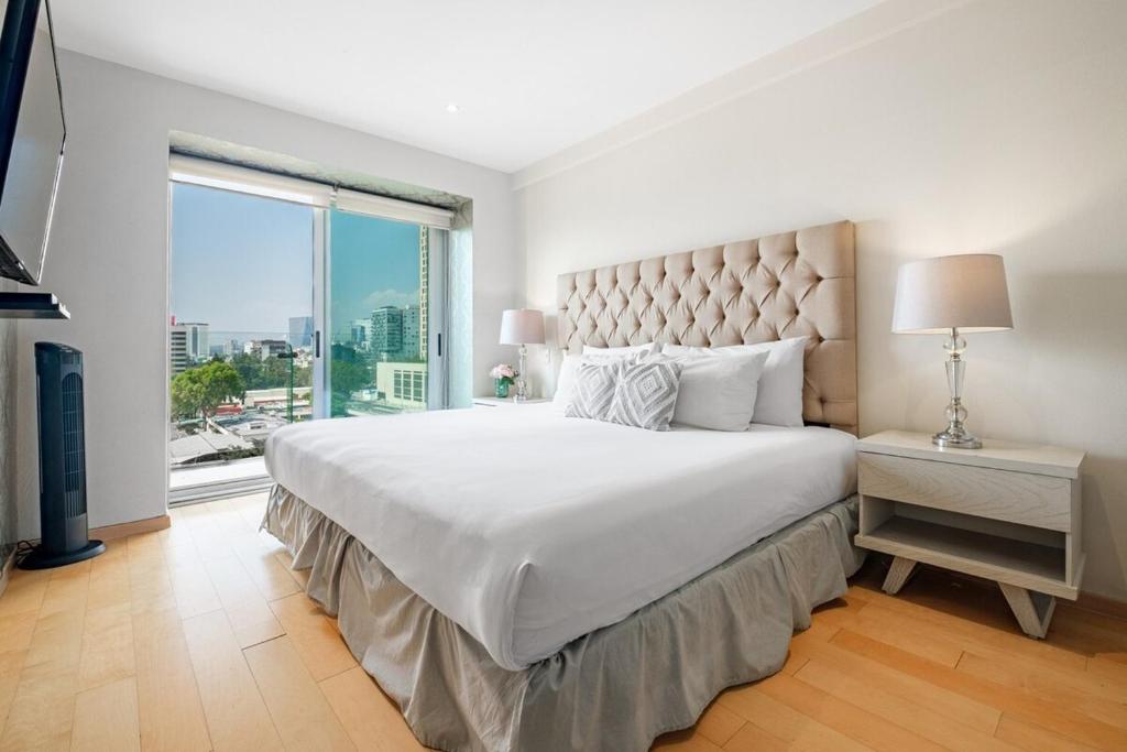 2BR Luxury Stay Mundial 2026 Skyline Views - 4