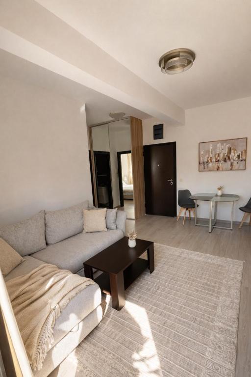 Modern Apartment Near the Beach - Budva - 3