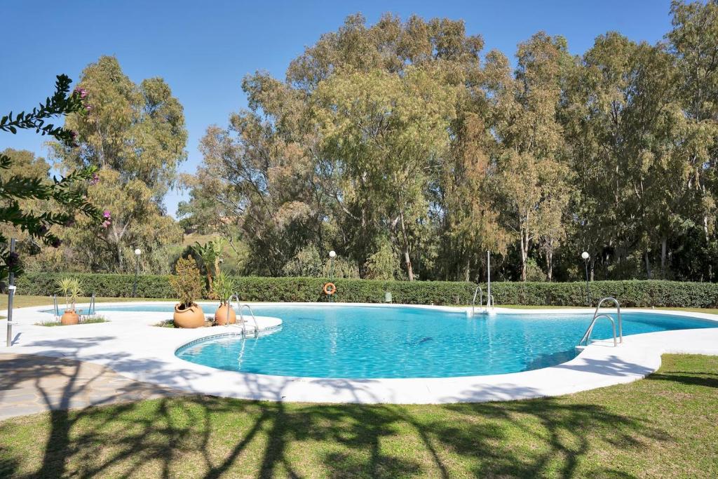 Private Garden Oasis BBQ, Pool, Walk to Beach - 2