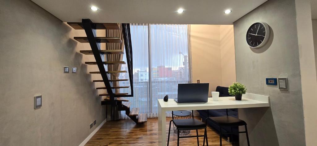 Executive Studio 301 Workstation & Smart Access - 1