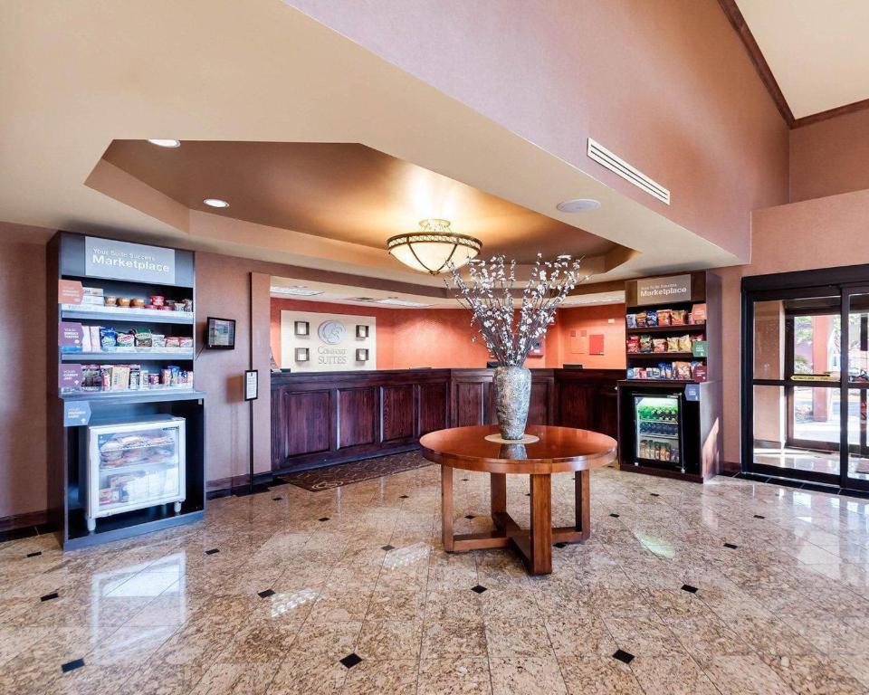 Comfort Suites Dulles Airport フロント・ロビー