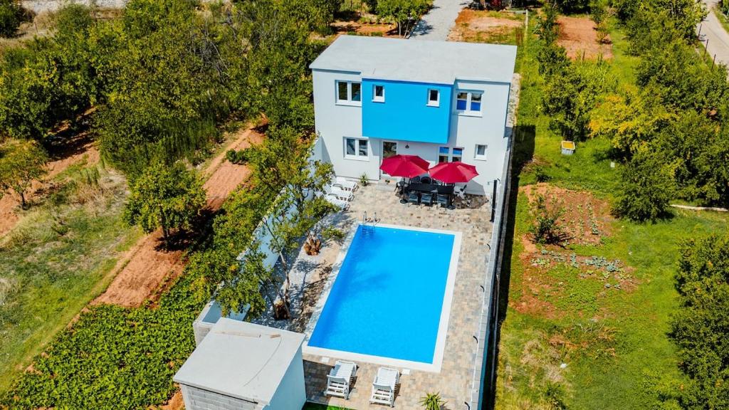 Plava villa Mostar swiming pool with house - 1