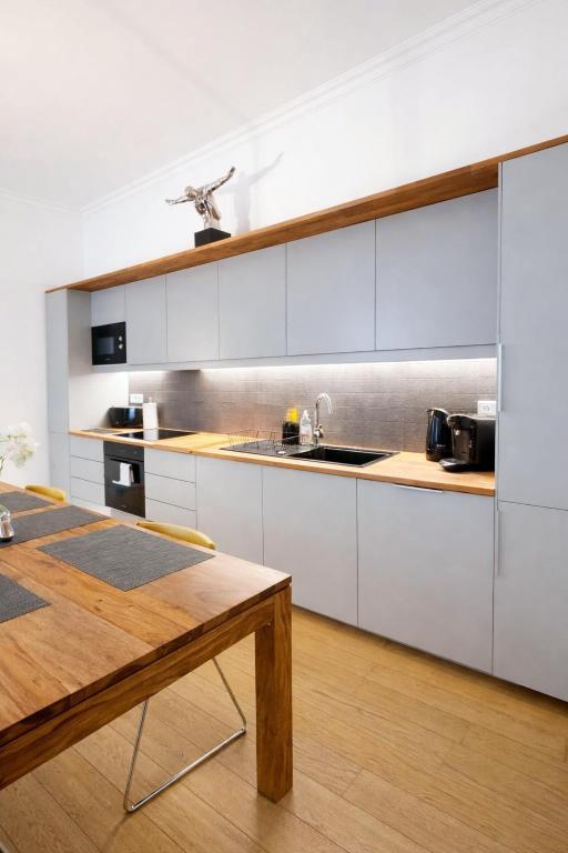 Old Town Antibes Apartment with AC 320m from Beach - 5