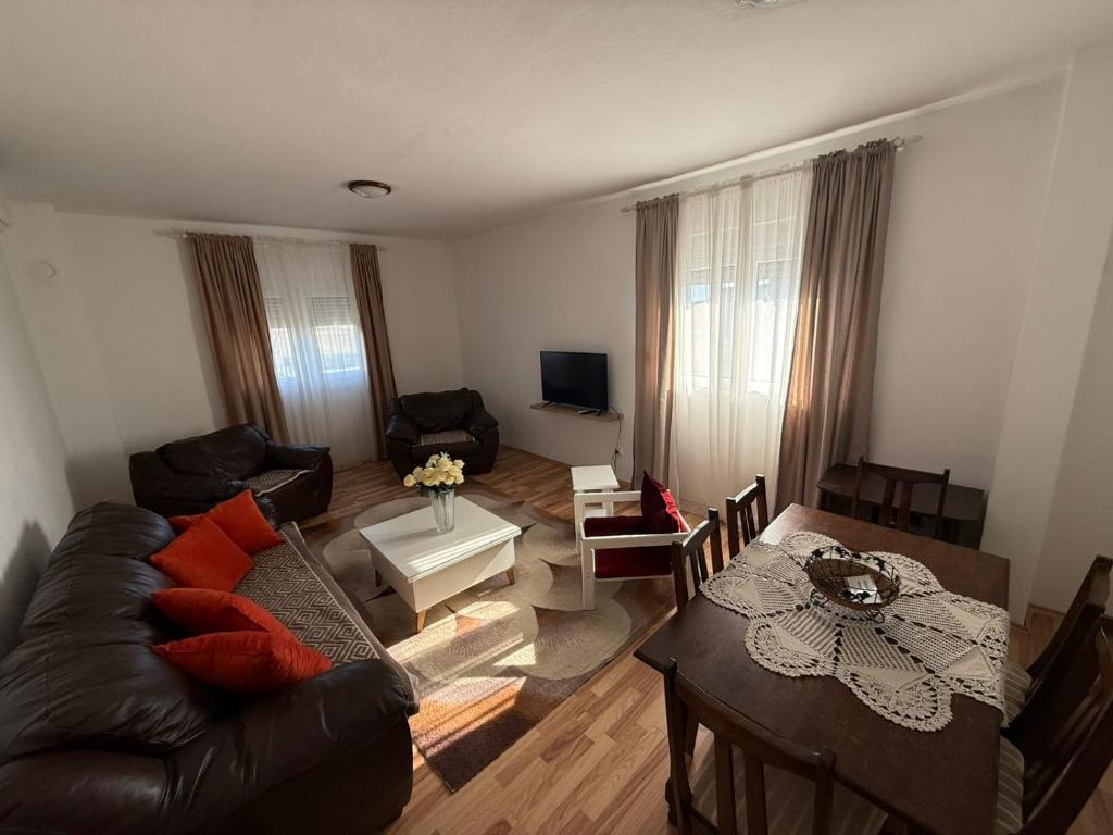 Large Three-Bedroom Apartment 2 Min from Airport - 2