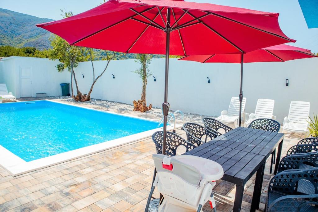 Plava villa swiming pool with house - 3