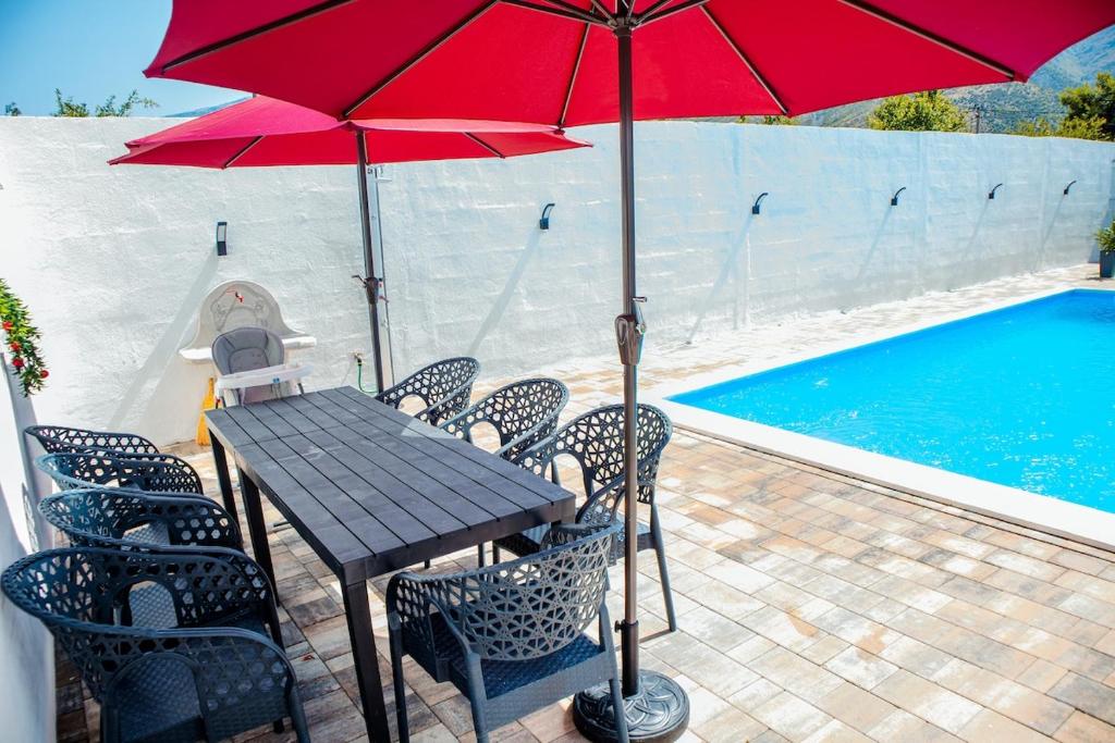 Plava villa swiming pool with house - 5