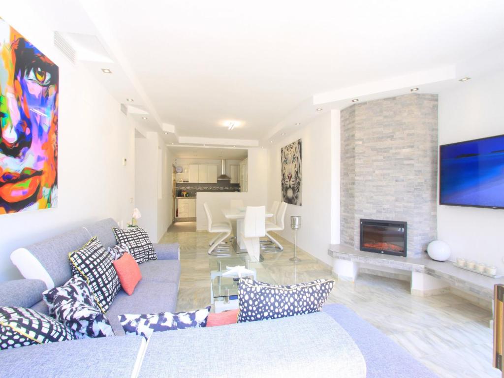 Beachfront Penthouse with Pool Access - 2