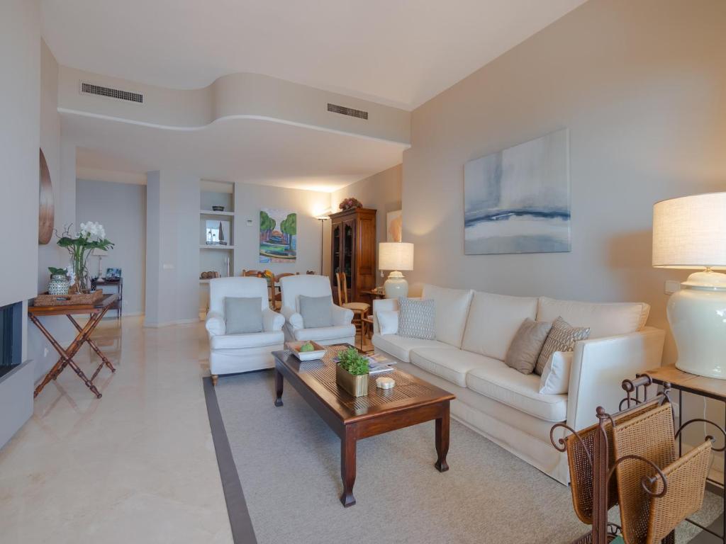 Elegant Seafront Retreat in Rio Real Playa - 2