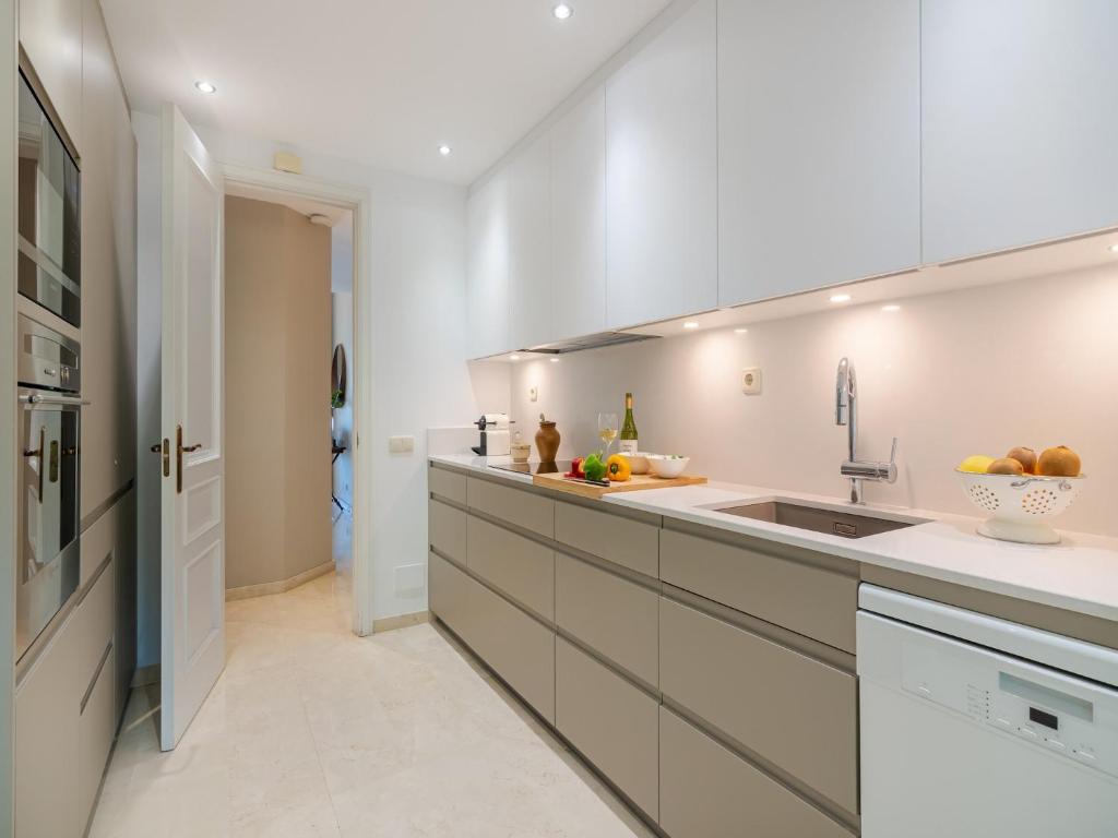 Elegant Seafront Retreat in Rio Real Playa - 4