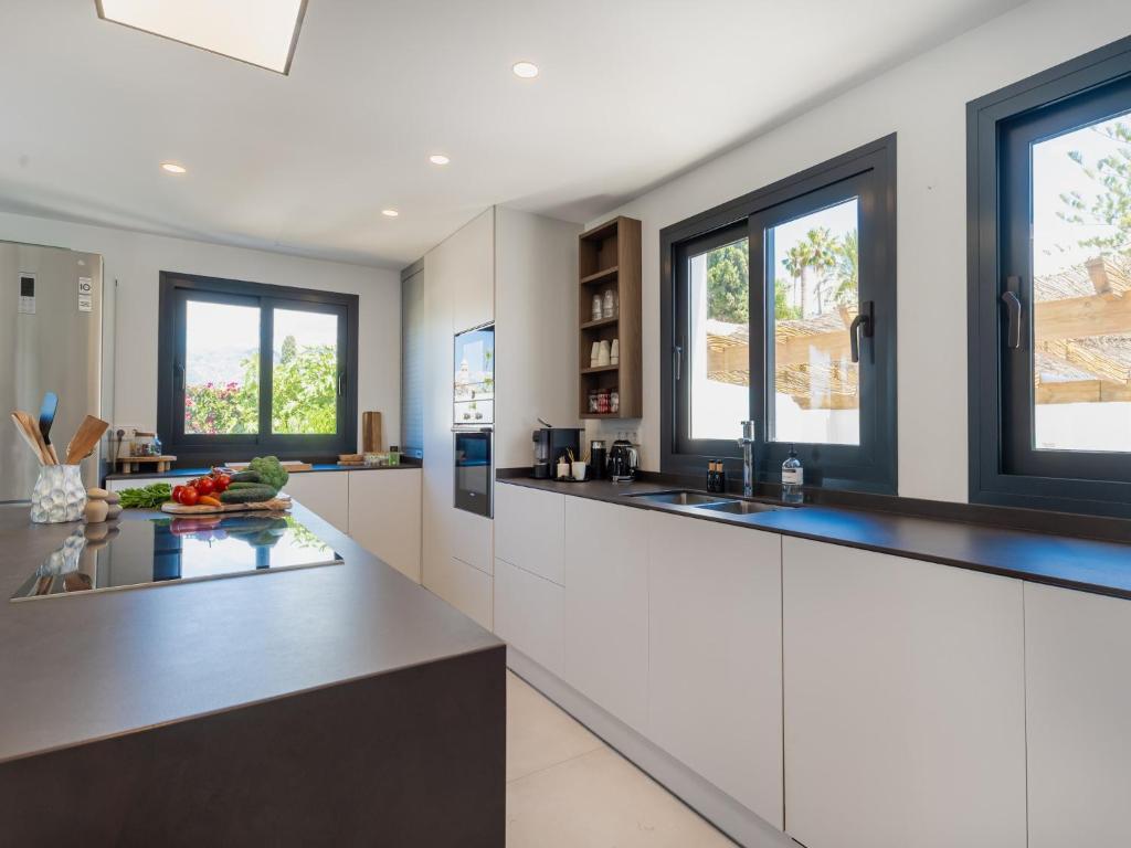 Elegant Marbella Villa with Seaview - 5