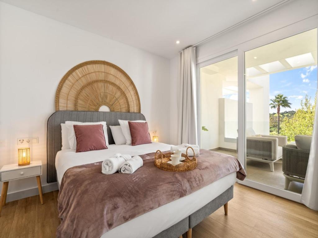 Stylish Lagoon Apartment Retreat - 4