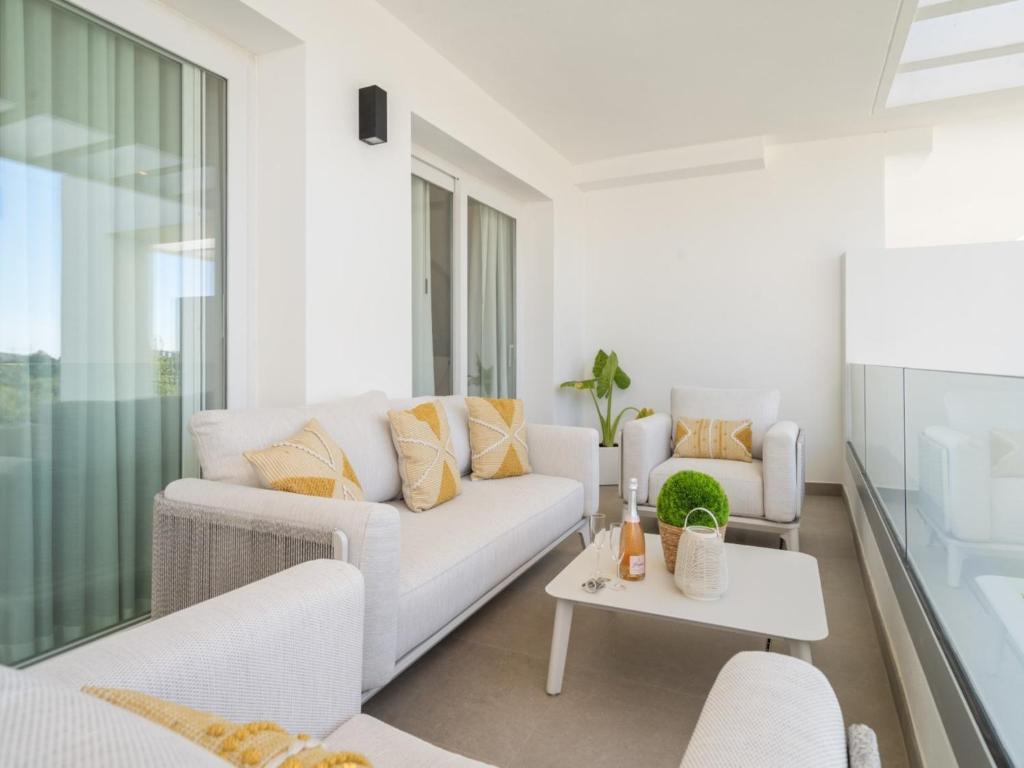 Stylish Lagoon Apartment Retreat - 5