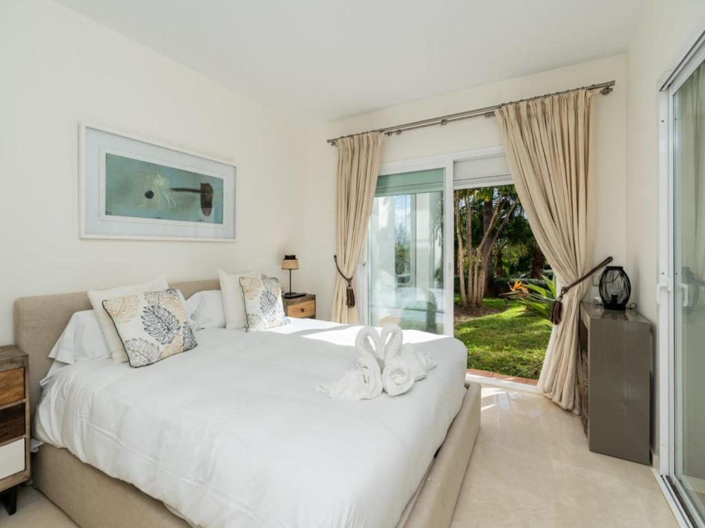 Charming 2-Bedroom Lagoon Apartment - 4