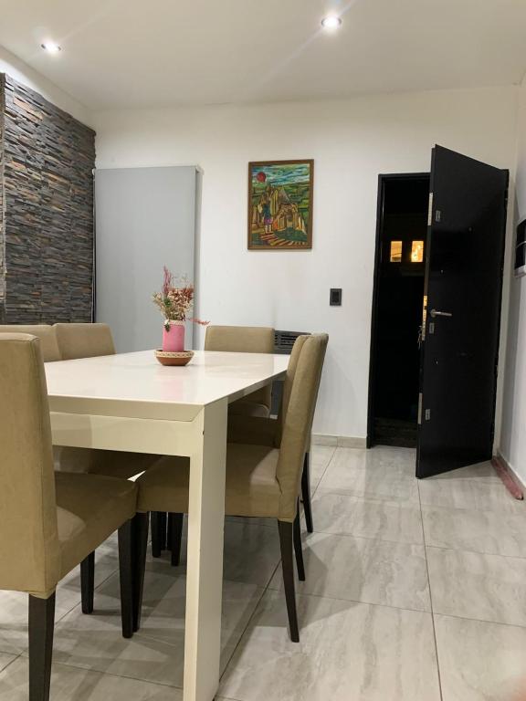 Casa con pileta City Bell para 6 personas - 1