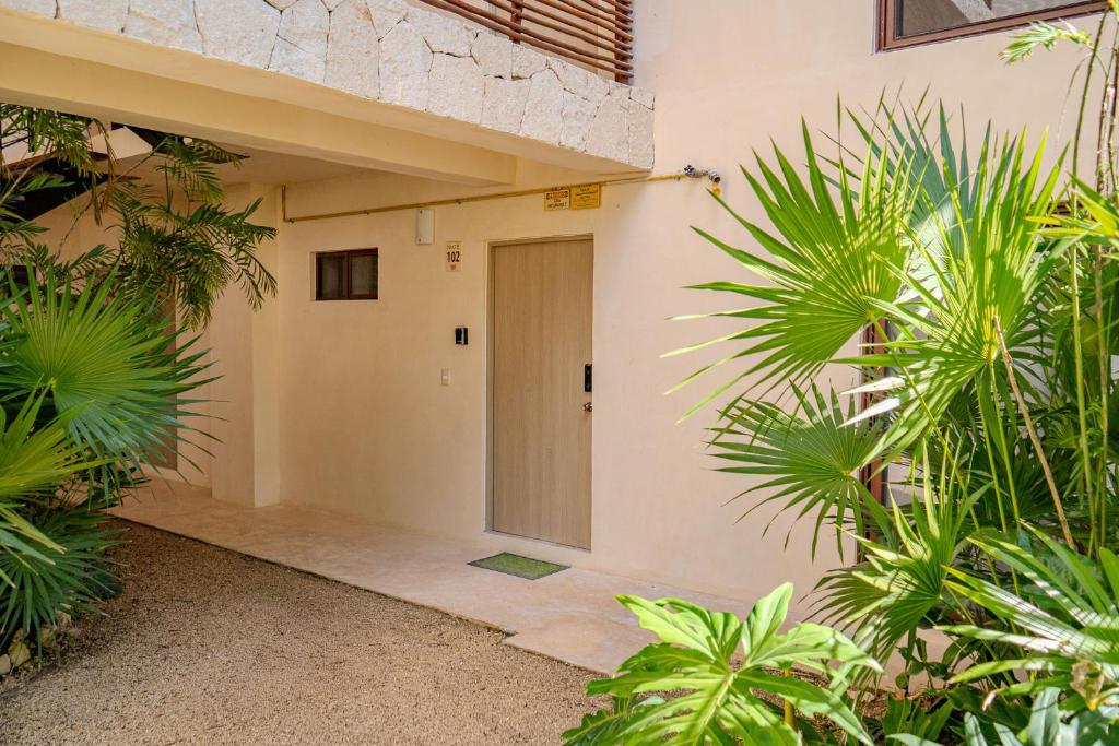 Modern Condo with Pool Fast Wifi Perfect - 4