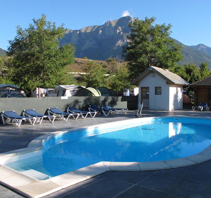 CHALET JACUZZI PRIVE, TERRASSE et VUE MONTAGNE DANS CAMPING 3 ETOILES - 3