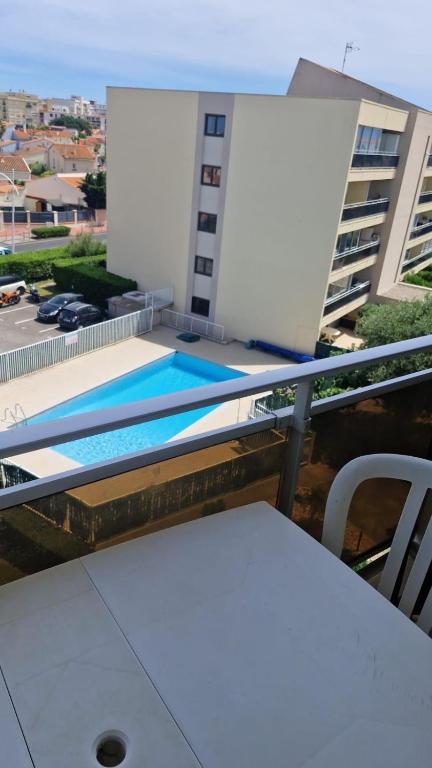Un Date Love au bord de la Piscine - 3