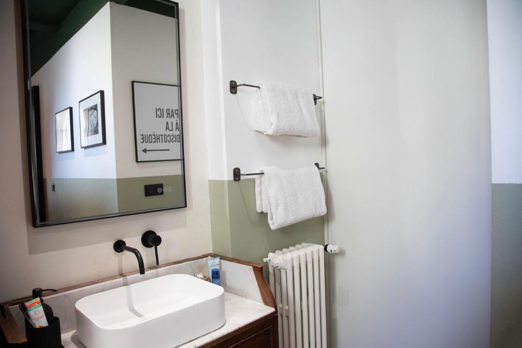 Bright 1920s Apartment - 2 Mins to Beach & Station - 4