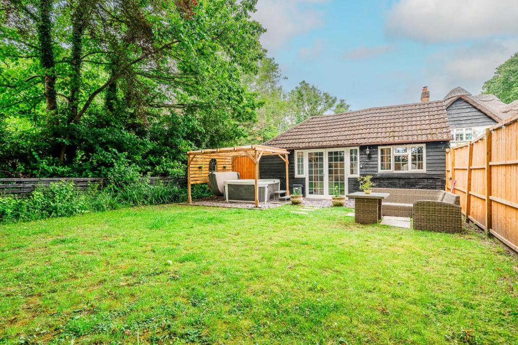 New Forest Cottage with Hot Tub, Fireplace and Private Garden photo 8