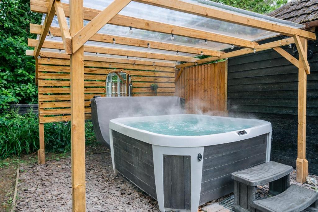 New Forest Cottage with Hot Tub, Fireplace and Private Garden, Cadnam - pet-friendly stay