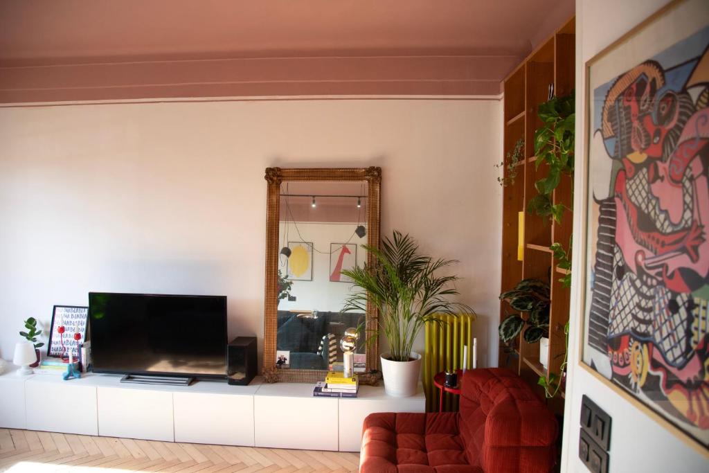 Bright 1920s Apartment - 2 Mins to Beach & Station - 5