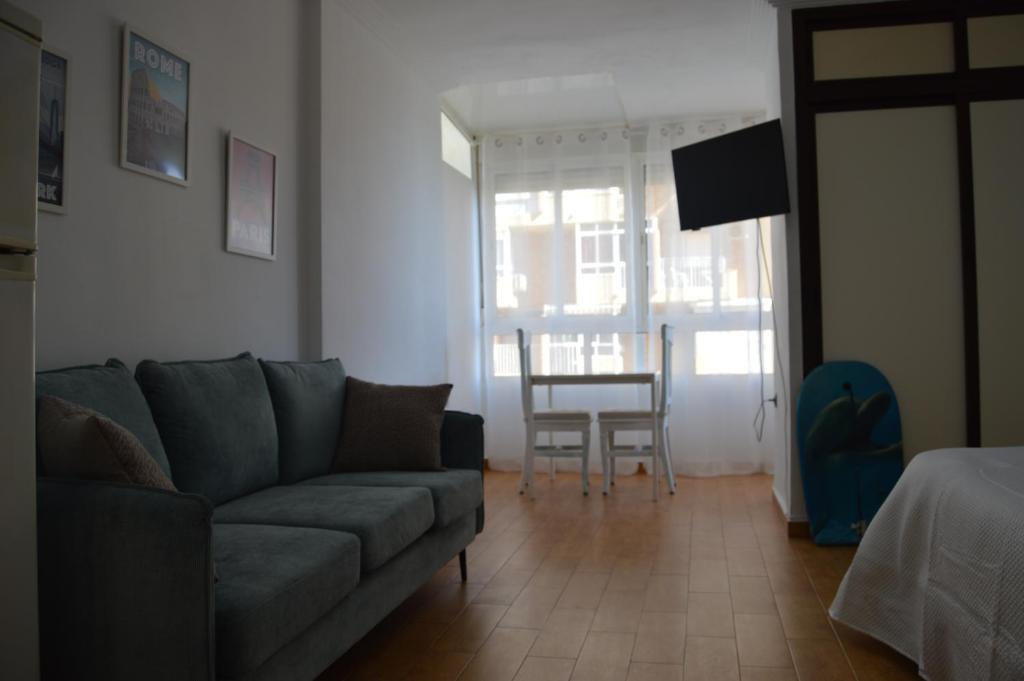Estudio vista al mar,ideal para dos personas,piscinas ,completamente equipado , rodeado de restaurante y comercios ,estación Renfe - 5