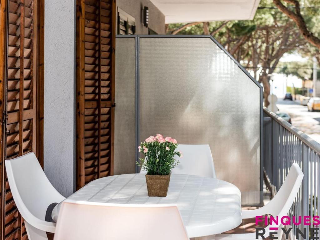 Apartamento a 100m de la playa con terraza, aparcamiento y vista lateral al mar - ES-298-30 - 1