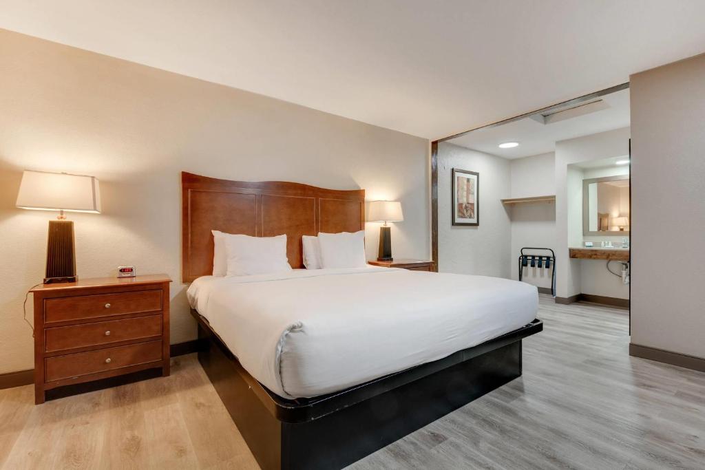 Suburban Studios near Mesa Verde 客室