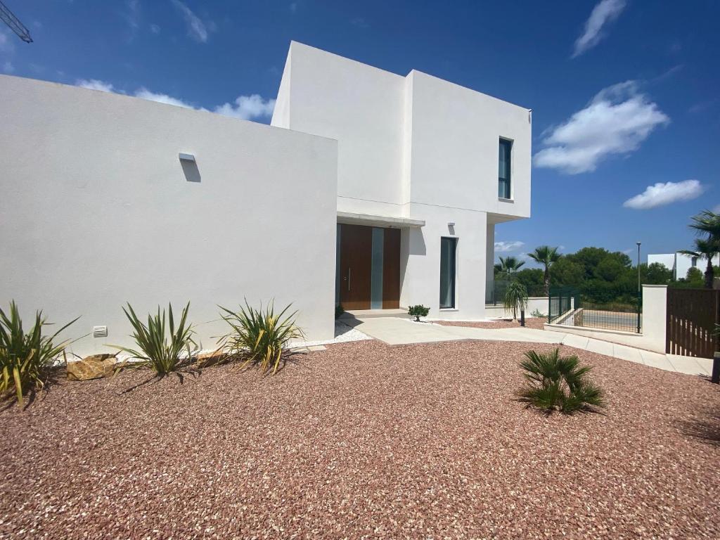Las Colinas Golf & Country Club Residences - 3