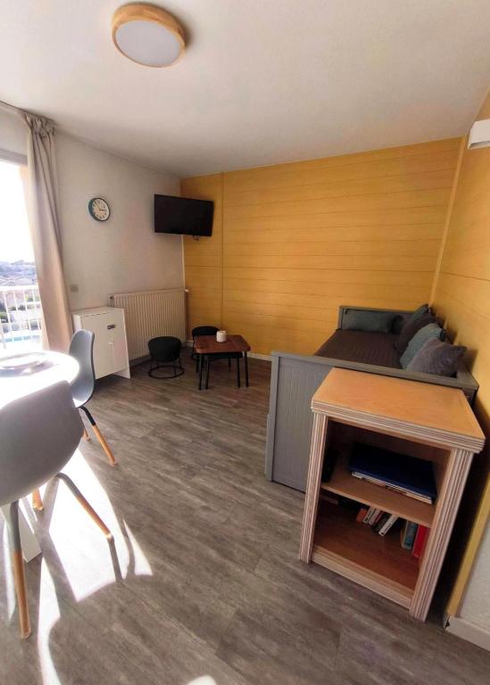 Agréable T2 lumineux avec vue dégagée et piscine - 3