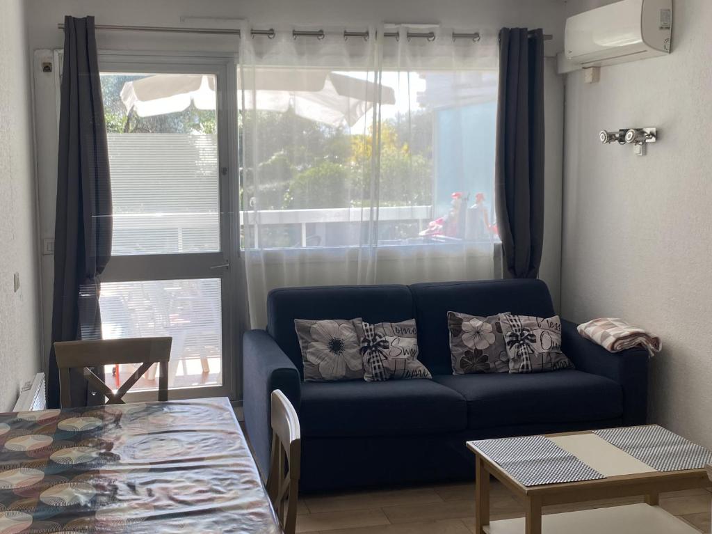 Logement en résidence vacances classe 2 étoiles au bord de mer 4 couchages avec cabine lit superposé et au salon un canapé convertible et piscine à 300 m des transports communs,gare ferroviaire,commerces et plages - 3